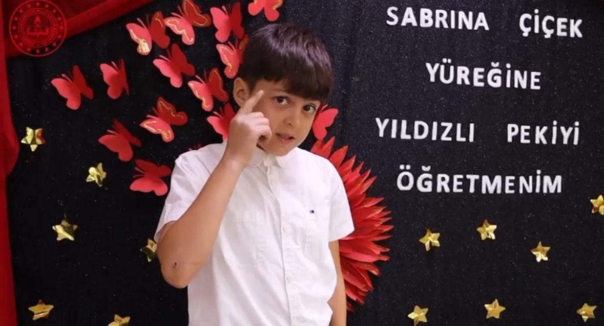 Minik öğrencilerden, öğretmenlerin kalıplaşmış terimleriyle 24 Kasım kutlaması