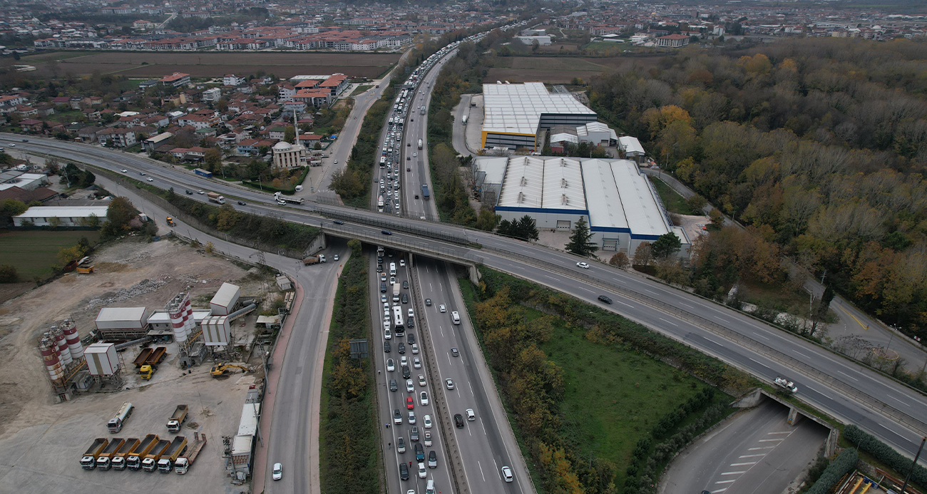 Otobanda tır ile çarpışan nakliyat kamyonu devrildi, kilometrelerce araç kuyruğu oluştu