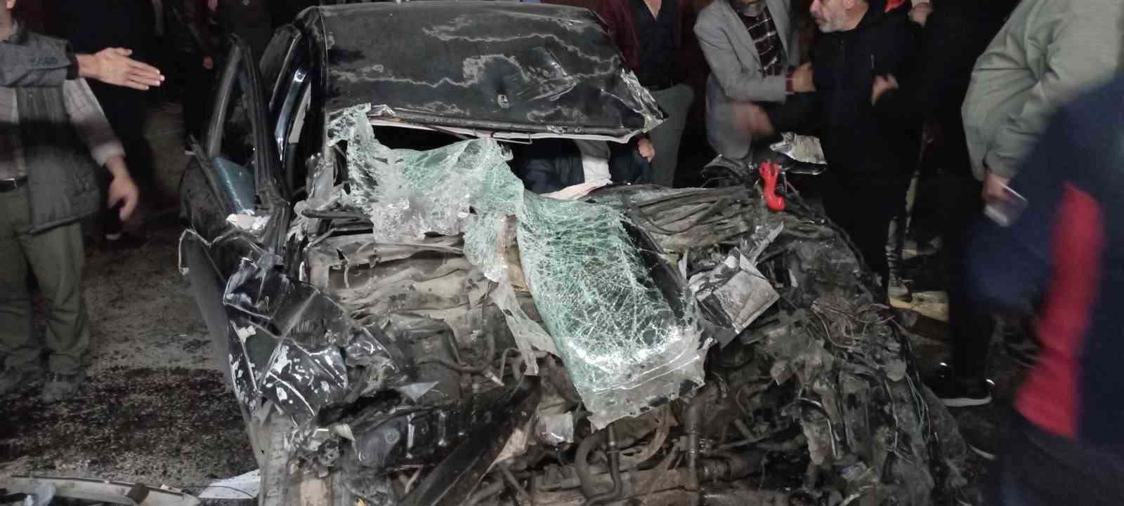 Tırın dorsesine çarpan otomobil hurda yığınına döndü: Sıkışan sürücü güçlükle kurtarıldı