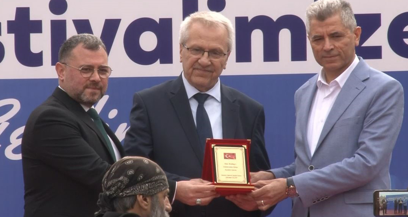 Eyüpsultan’da düzenlenen Hamsi Festivali’nde İhlas Vakfı’na ödül