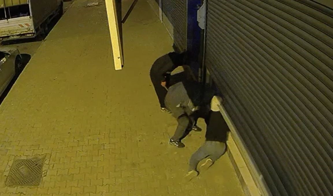 Başakşehir’de klima hırsızlığı kamerada