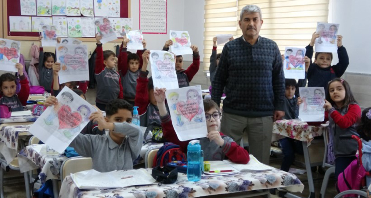 Depremin yaralarını öğrencileriyle sardı