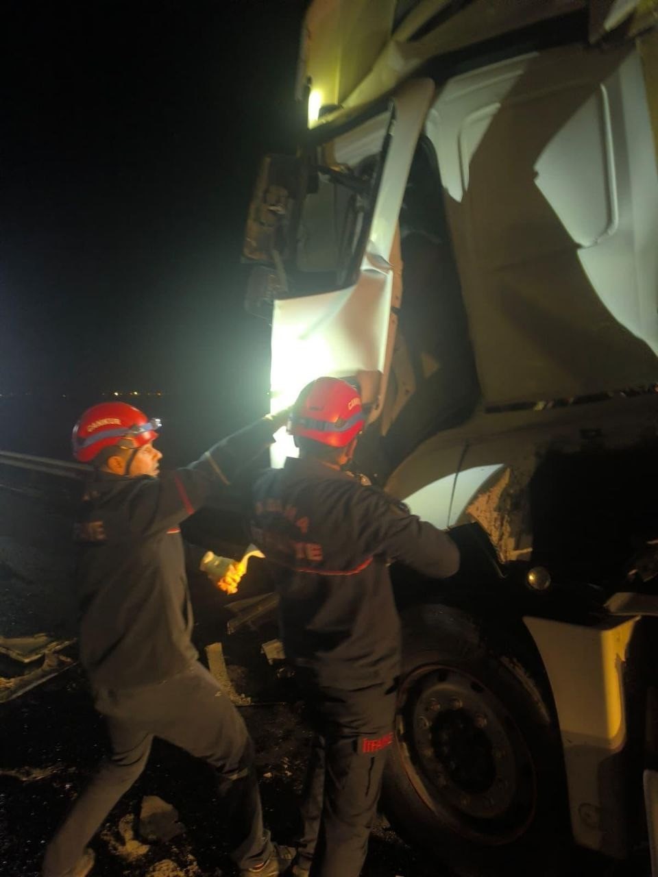 Adana’da tır, otobüse arkadan çarptı: 14 yaralı