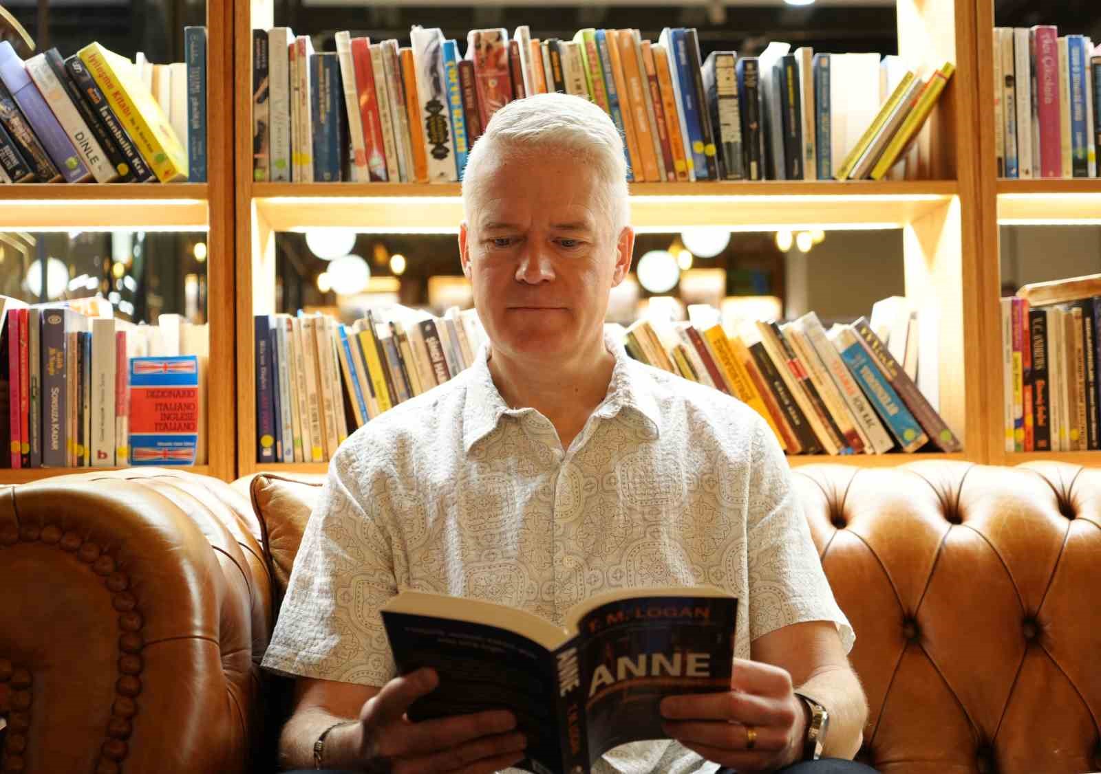 İngiliz yazar T.M. Logan, İstanbul’da okuyucularıyla bir araya geldi