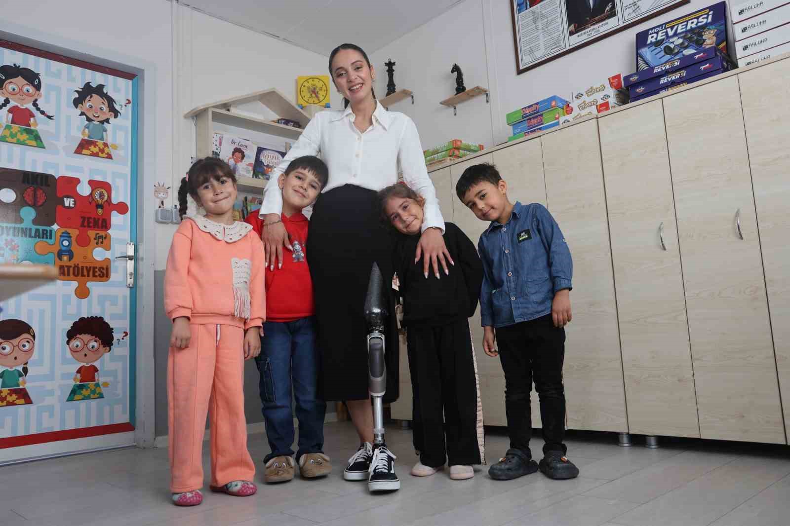 Enkazdan 46. saatte kurtarılan genç öğretmen, protez bacağıyla geri döndüğü mesleğinde minik öğrencileriyle yaşama tutundu