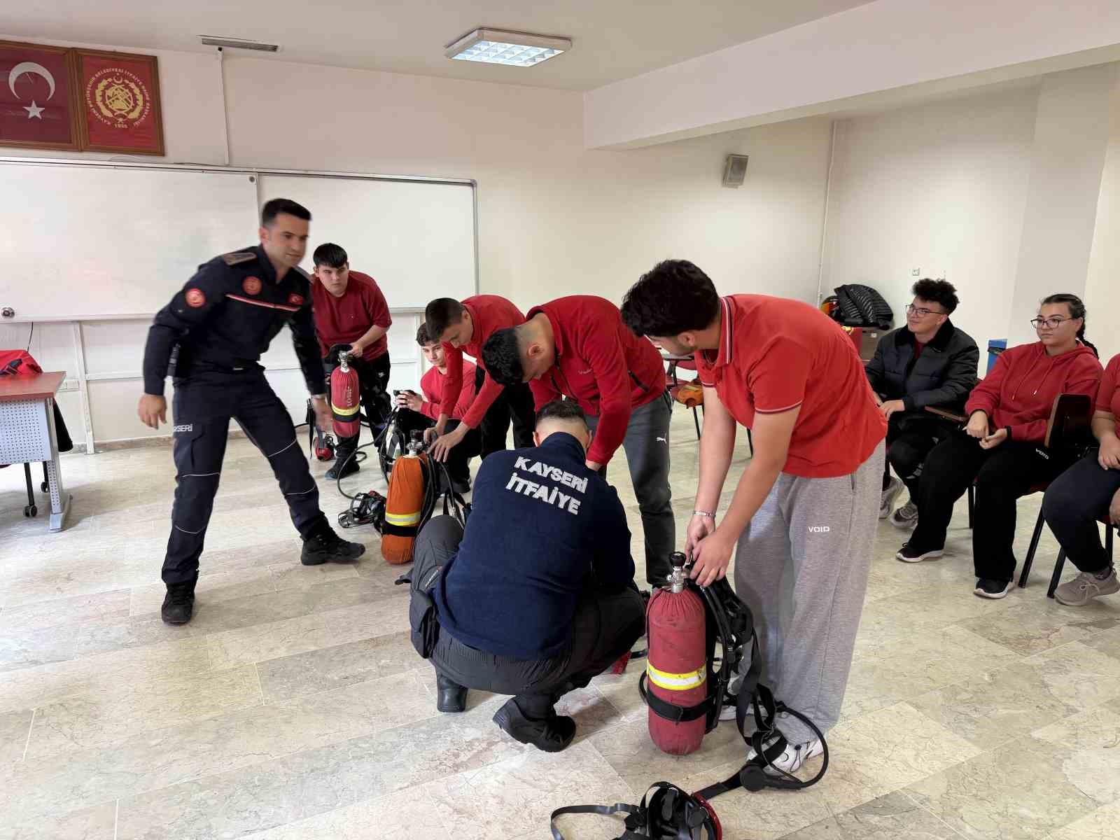 Büyükşehir itfaiyesinden stajyer lise öğrencilerine eğitim desteği