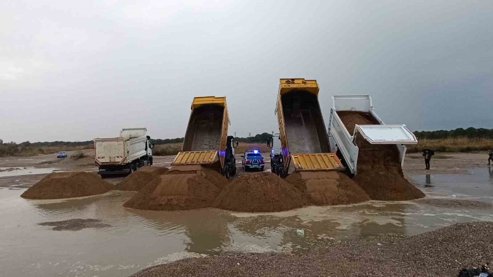 Antalya’da kumları çalıp sahilleri talan etmişlerdi: Kamyonlar dolusu plaj kumu bulundu