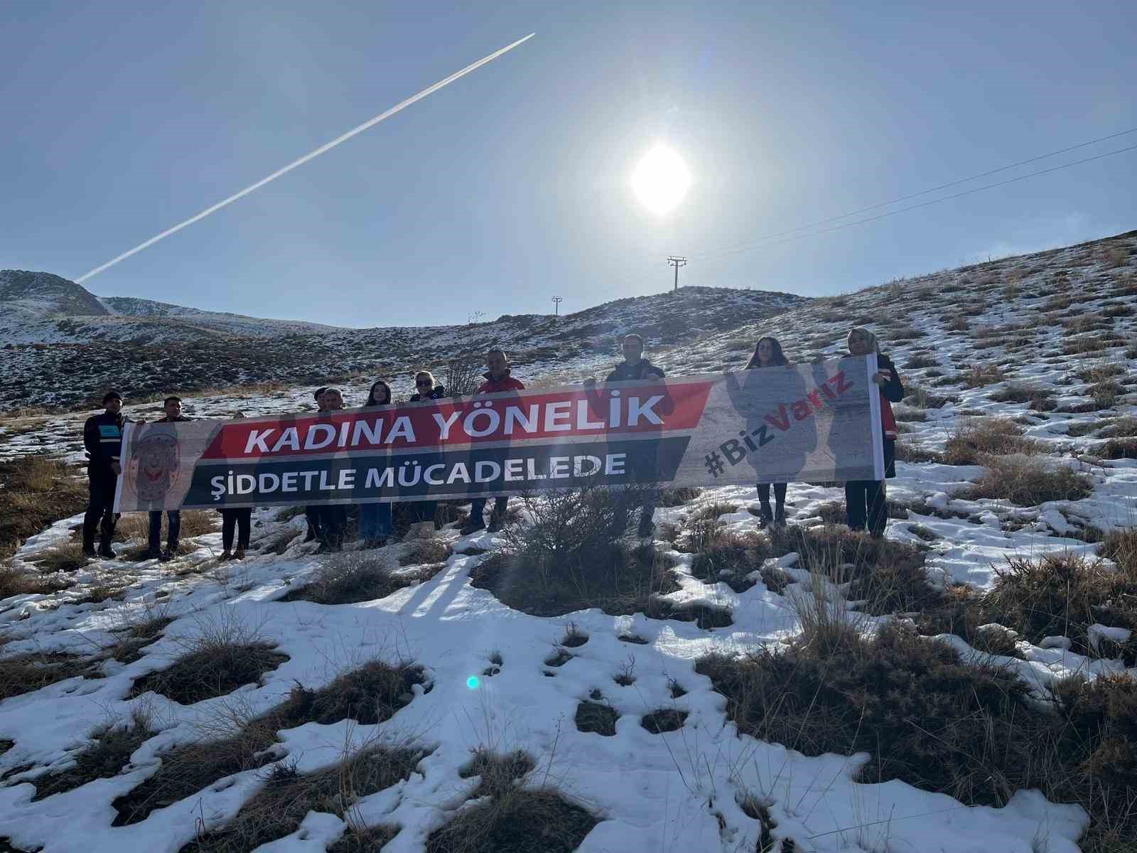 Elazığ’ın 2 bin 347 metrelik Hazarbaba zirvesinden şiddete karşı uyarı mesajı