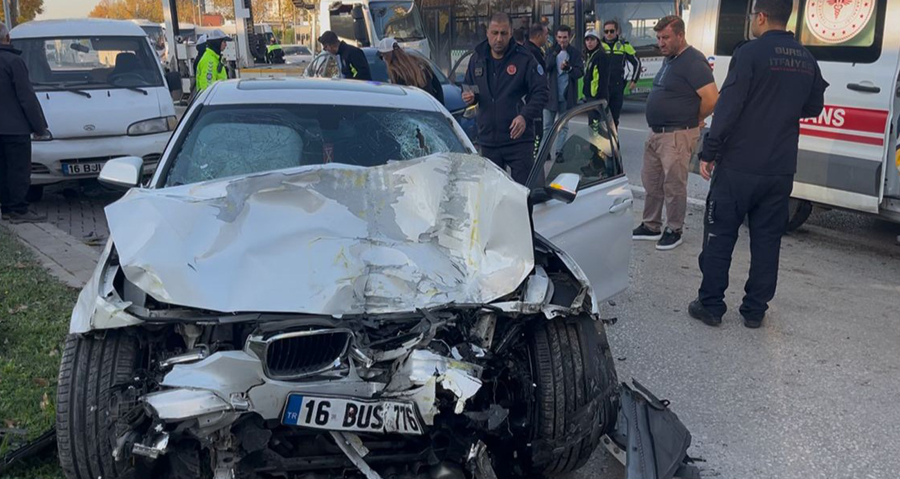 Bursa’da yarış yapan iki otomobil dehşet saçtı: 13 yaralı