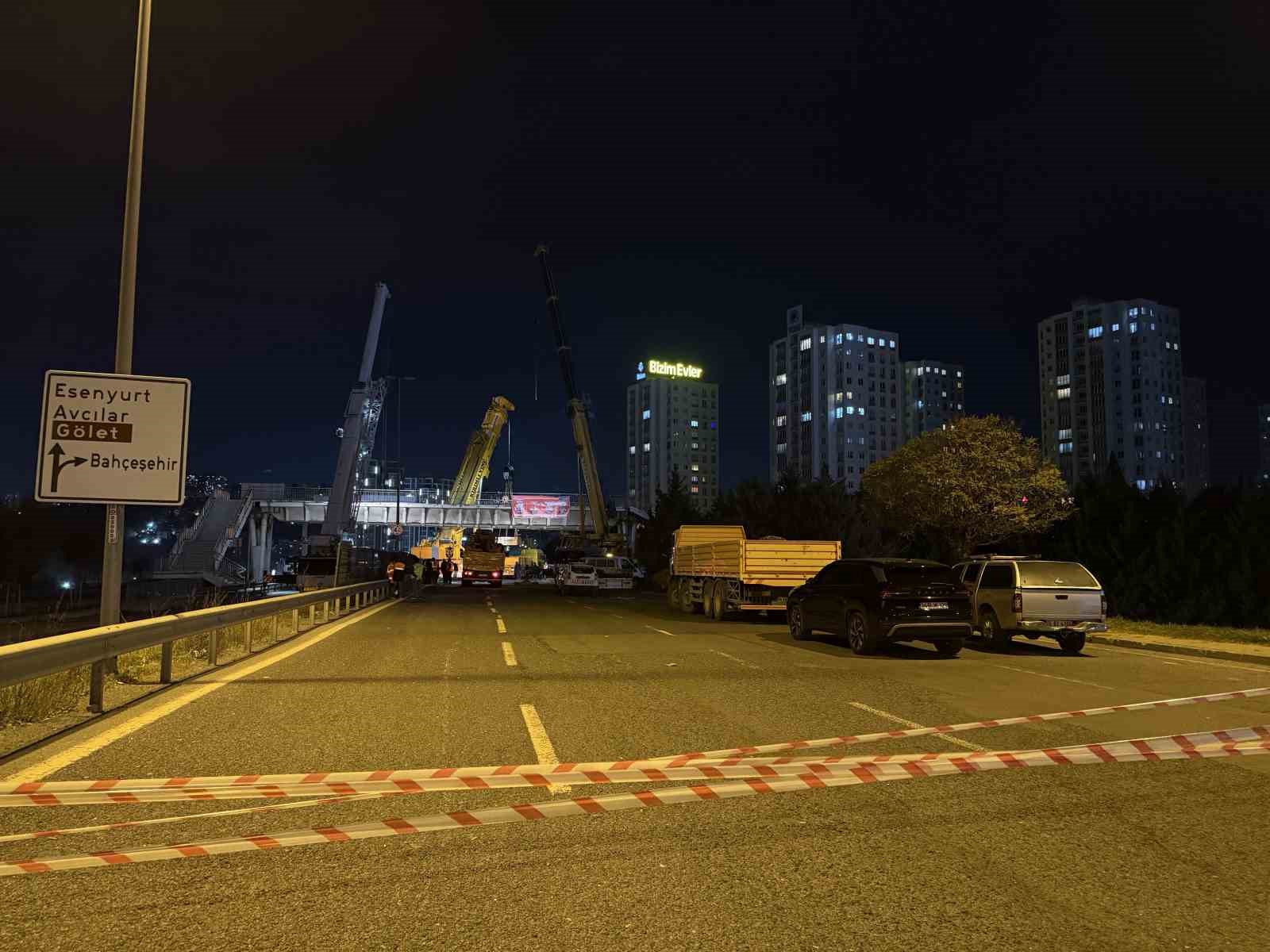 Avcılar’da tırın çarptığı üst geçit kapatıldı, geçit kaldırma çalışmaları çileye dönüştü