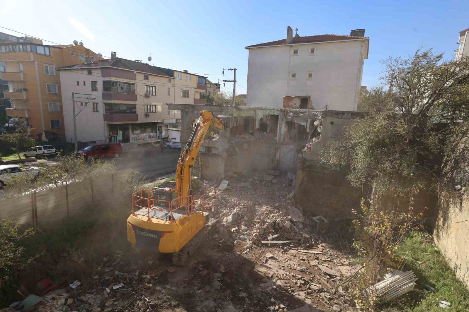 Çayırova’da metruk bina yıkıldı