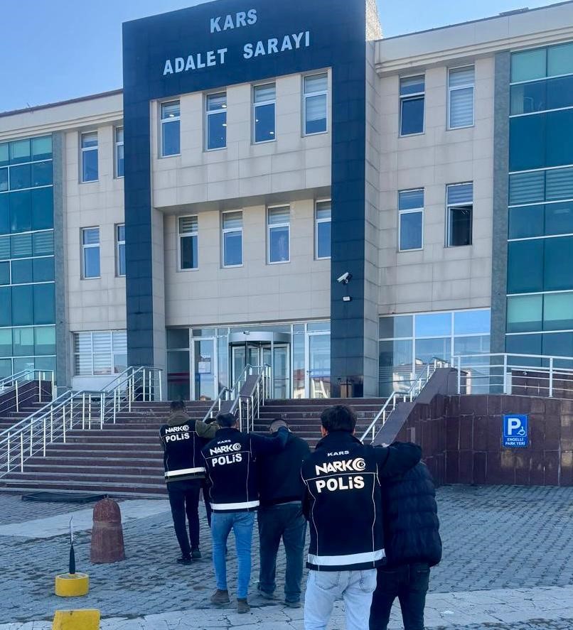 Kars’ta bir aparta uyuşturucu operasyonu