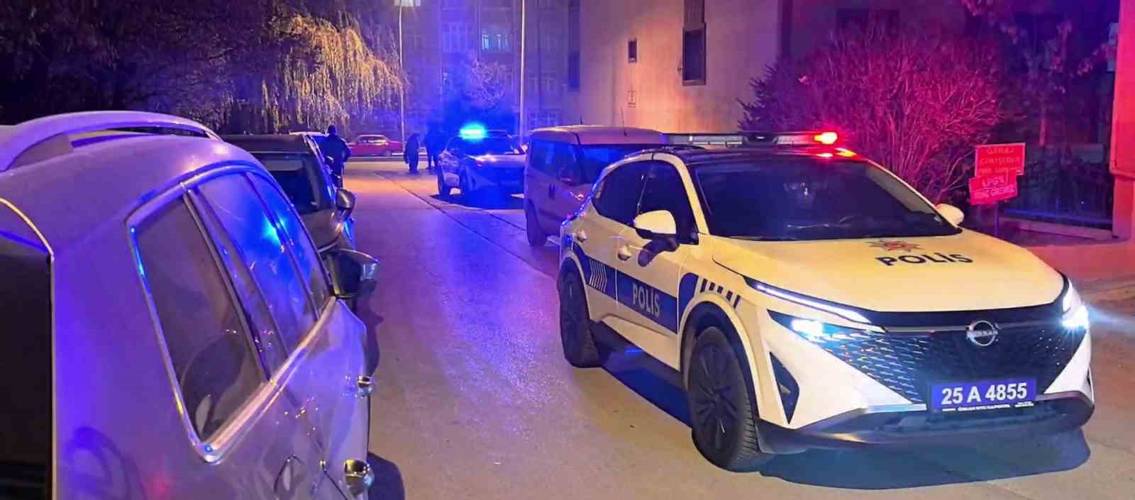 Otomobil içinde bıçaklı kavga: 3 yaralı