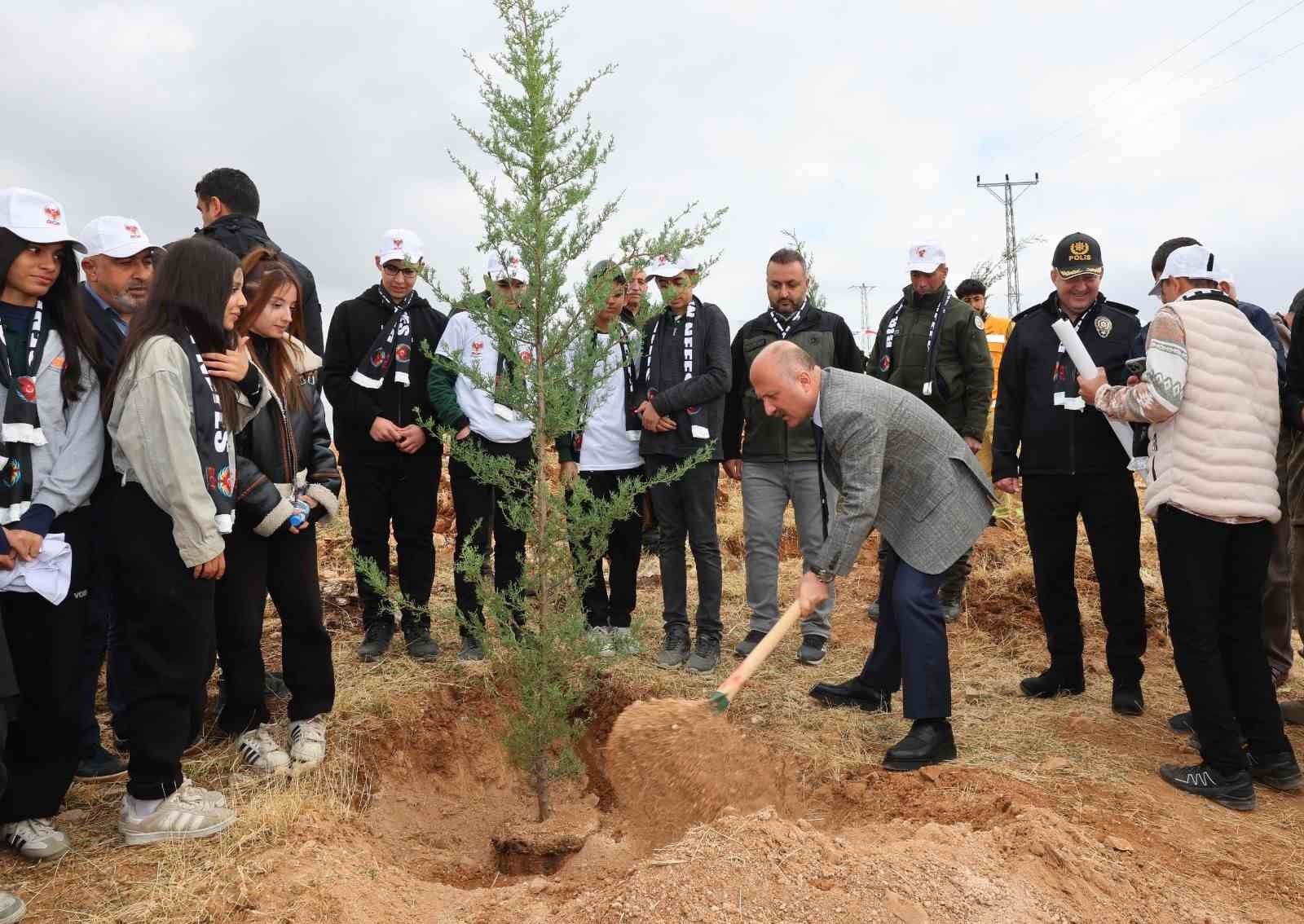 Fidanlar şehitler için toprakla buluştu