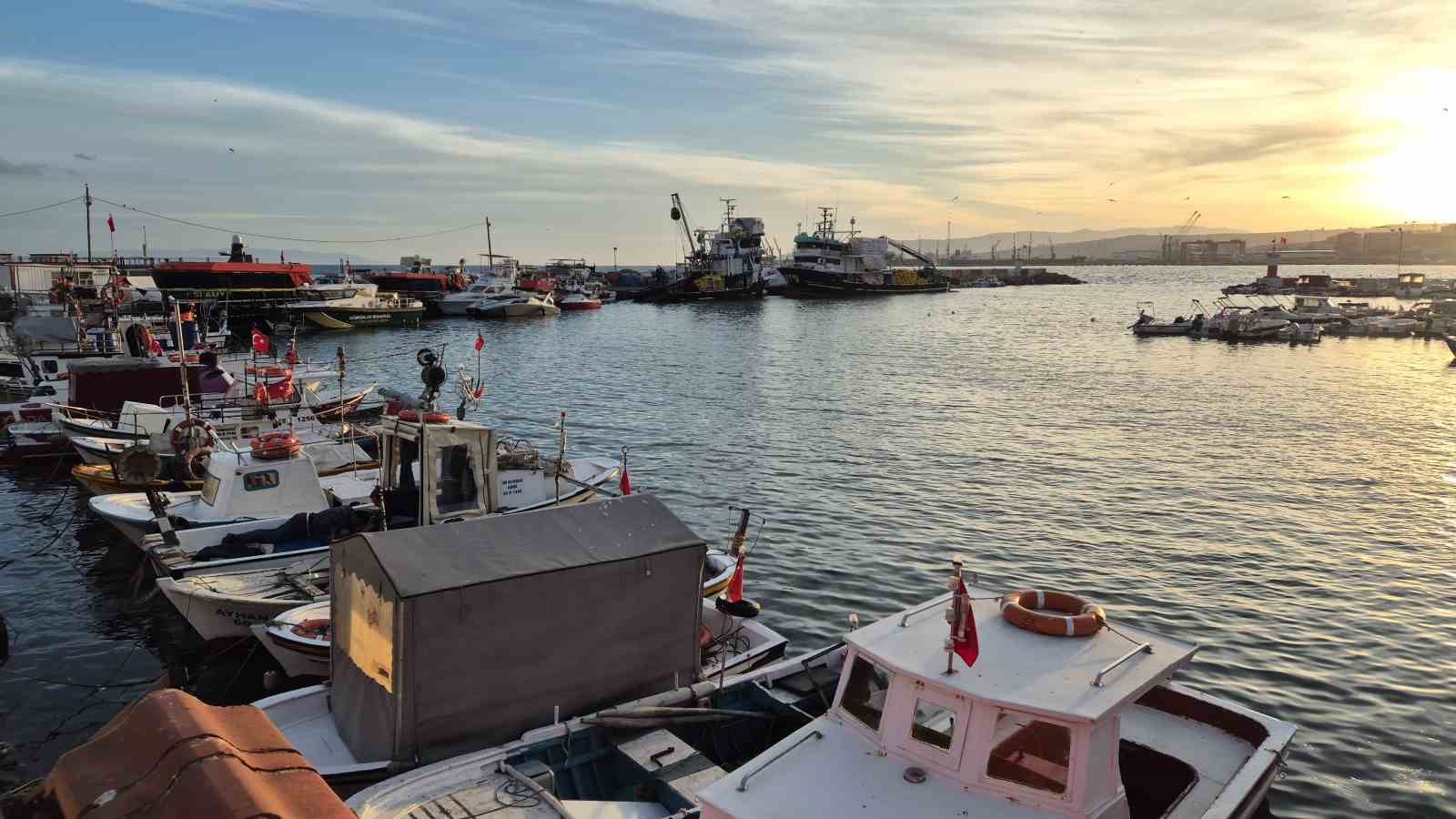Tekirdağ’da lodos fırtınası balıkçıları denize çıkartmadı