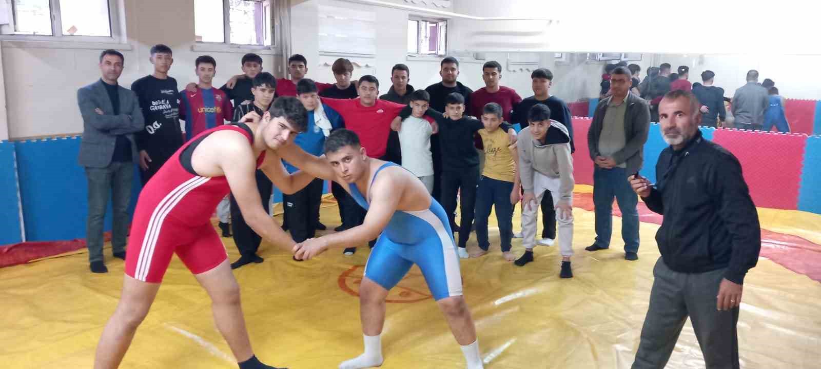 Develi’de liselerarası güreş müsabakaları yapıldı