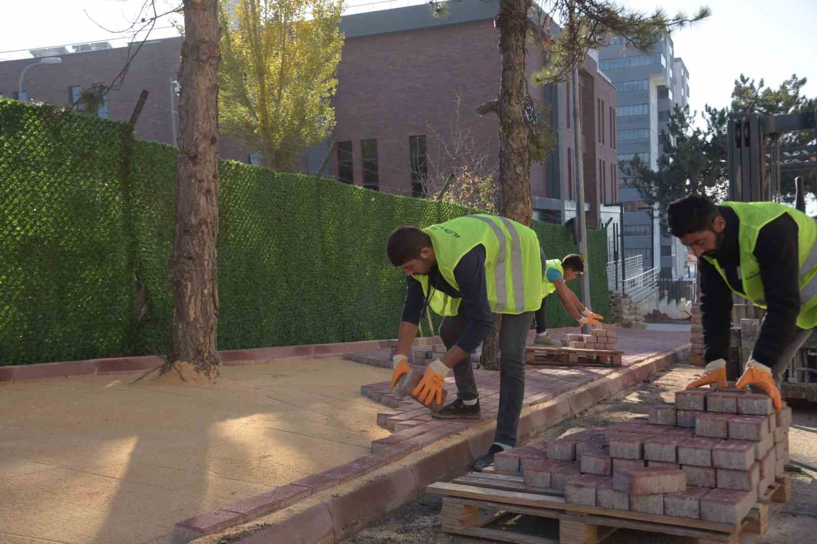 Yeni cadde ve sokaklar ulaşıma açılıyor, kaldırımlar yenileniyor