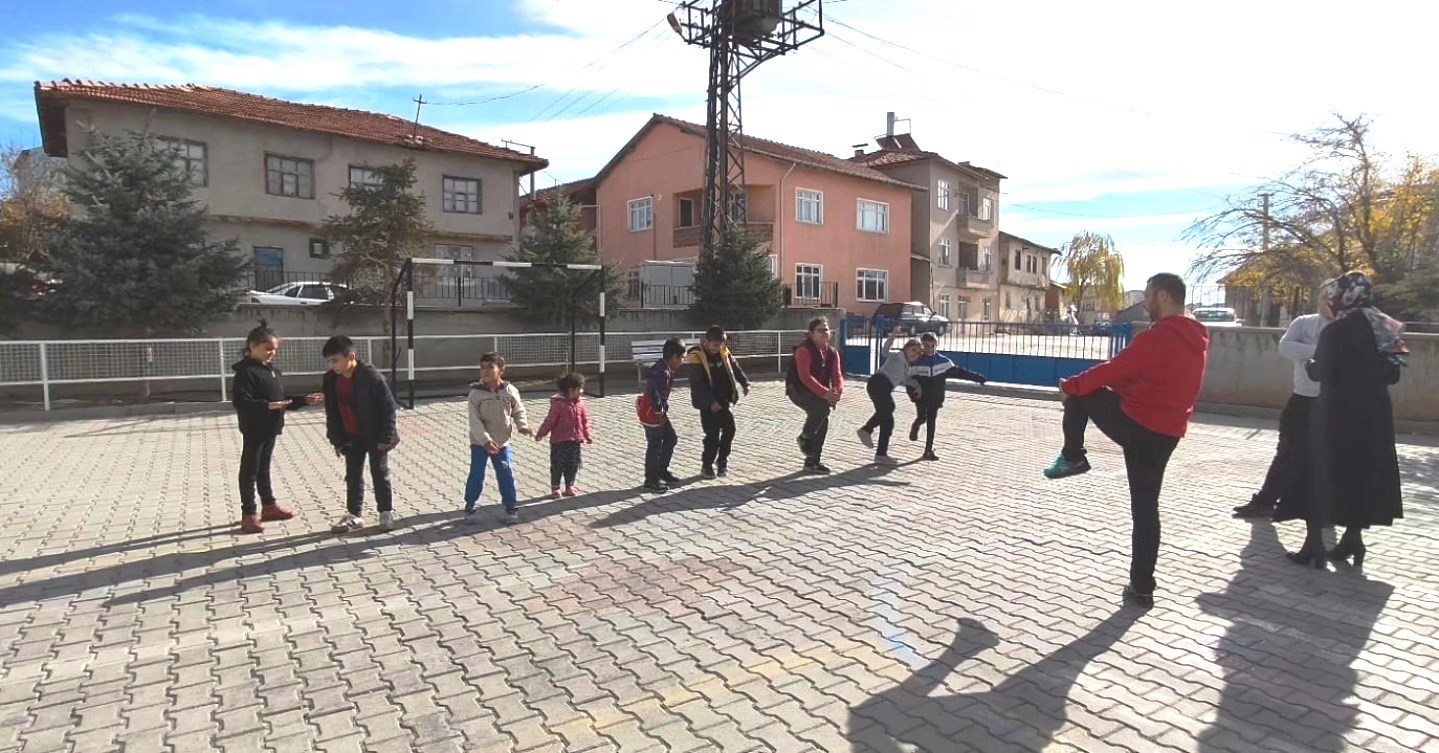 Altıntaş Zafer İlkokulu’nda özel öğrencilerin sabah sporu coşkusu