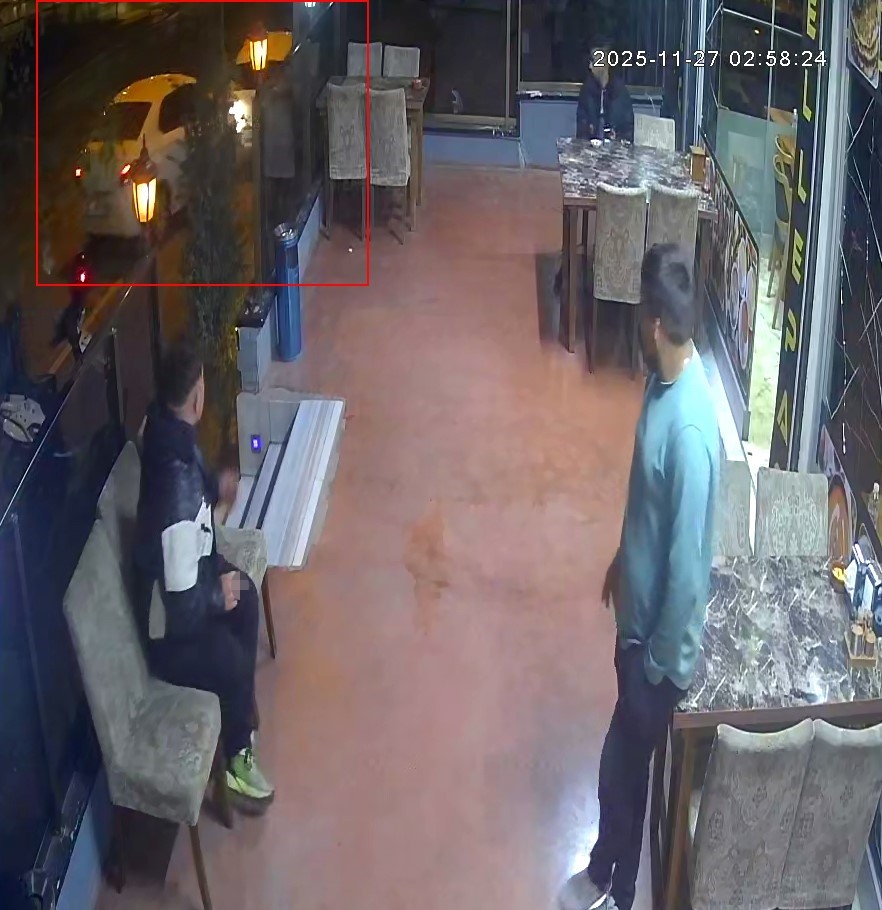 Park halindeki araca çarpıp kaçtı: Plakasını düşürüp kayıplara karıştı, o anlar kamerada