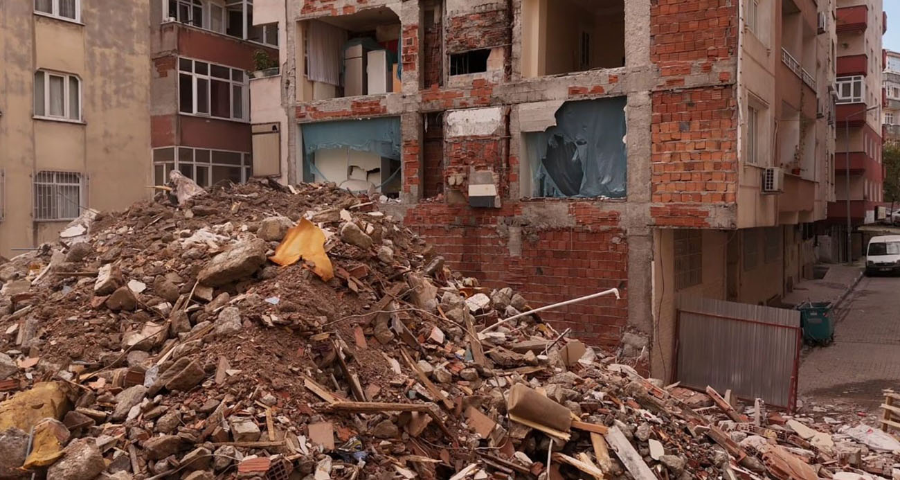 Bahçelievler’de yıkım sonrası yan binanın duvarının olmadığı ortaya çıktı