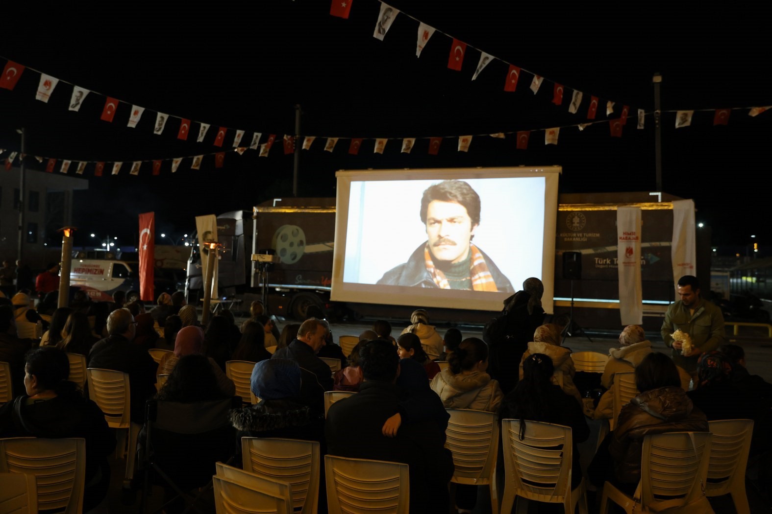 Yunusemre Belediyesinden vatandaşlara açık havada sinema keyfi