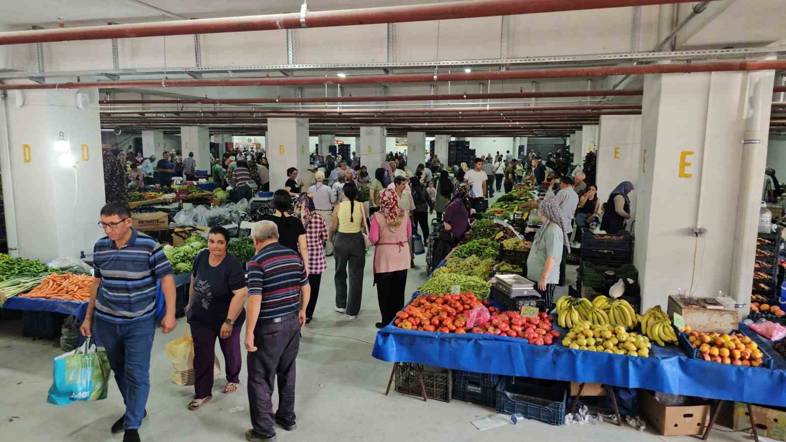 Buharkent’te Cuma trafiğine duba düzenlemesi