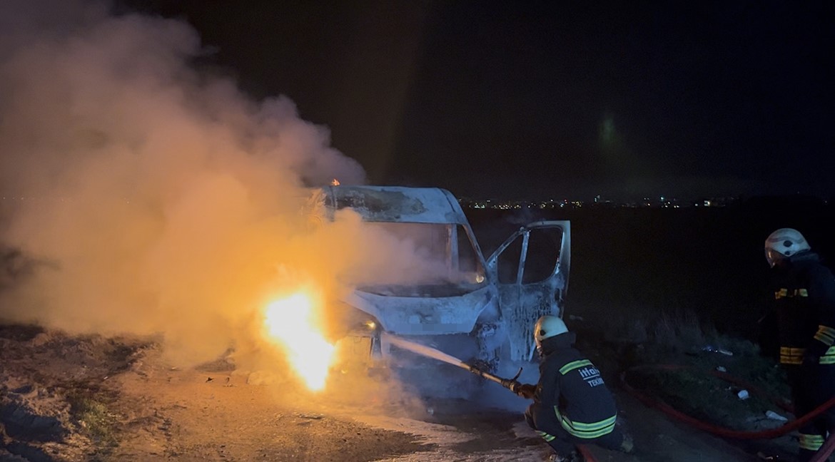 Tekirdağ’da panelvan minibüs alev topuna döndü