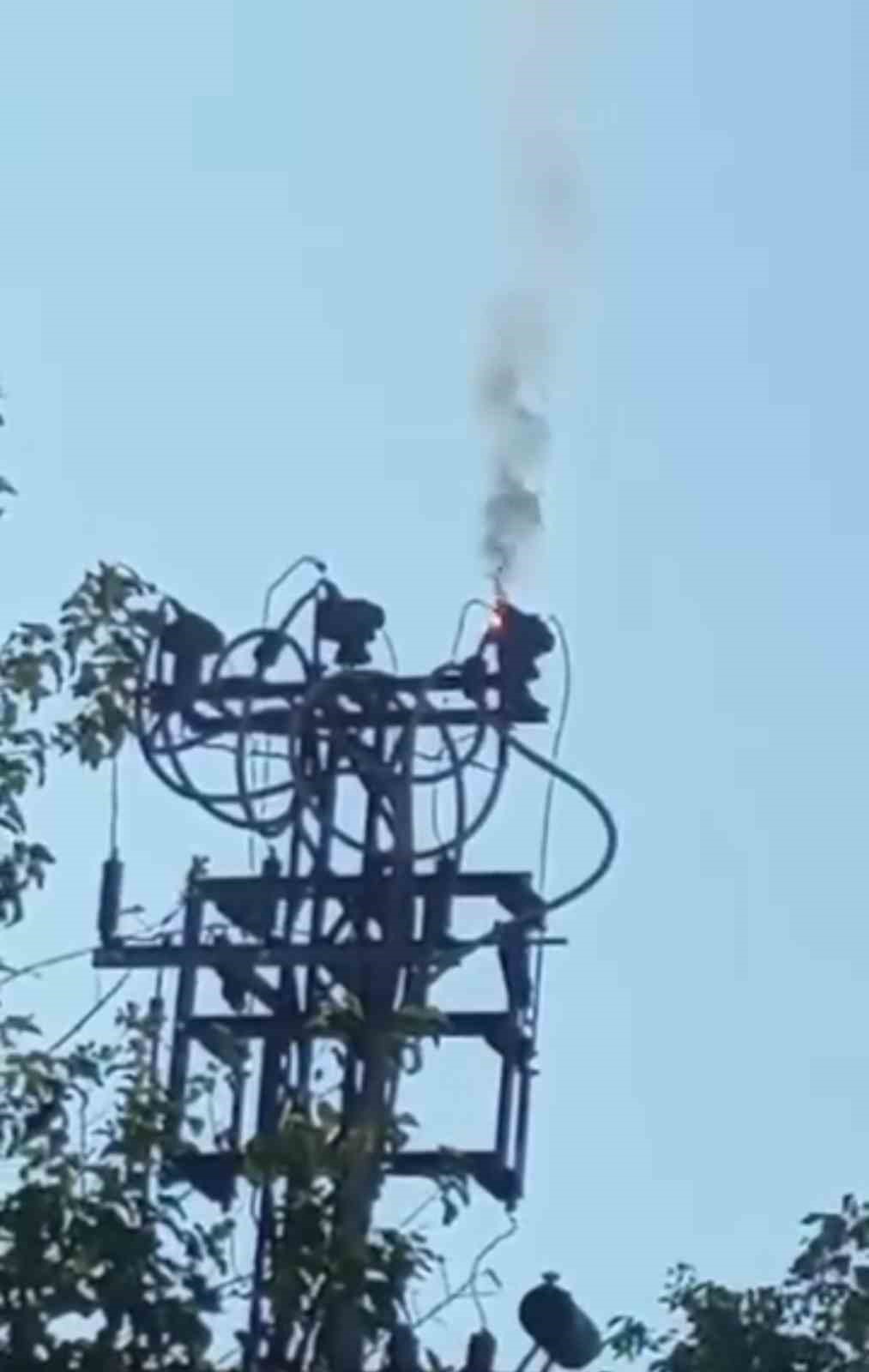 Siirt’te arıza nedeni ile elektrik direğinde yangın çıktı