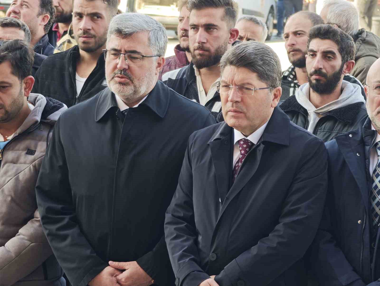 Bakan Tunç vefat eden vatandaşların cenaze törenlerine katıldı