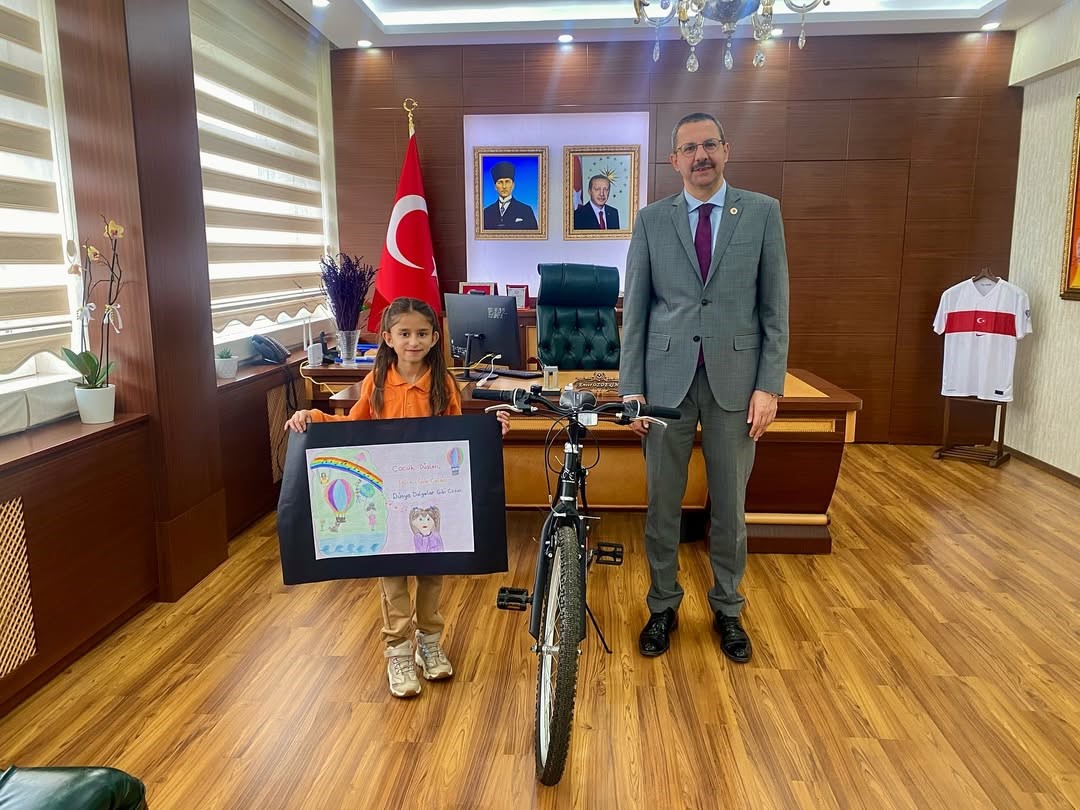 Dilimizin Zenginlikleri Projesi yarışmasında dereceye giren öğrencilere ödül