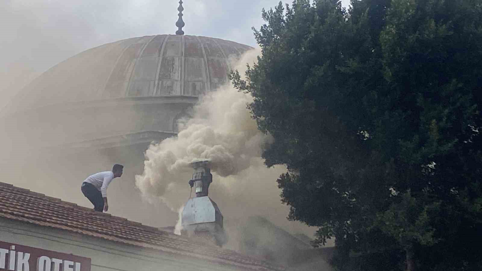 Antalya’da restoran bacasındaki yangın sokağı dumana boğdu