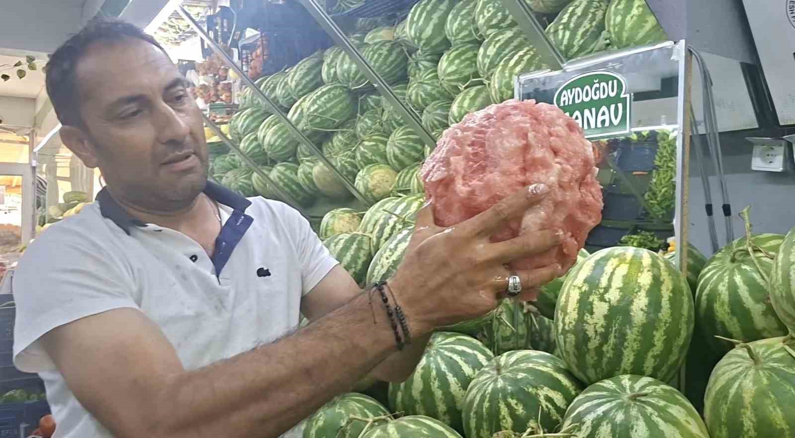 kutahyali-manavin-eliyle-karpuz-soyma-videosu-sosyal-medyada-viral-oldu