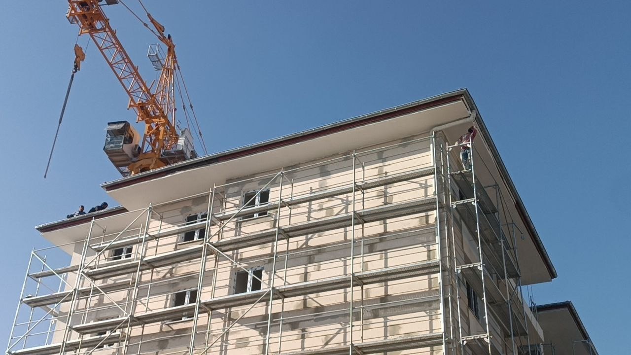 İntihar girişiminde bulunan arkadaşlarına aldırış etmeden çalışmaya devam ettiler