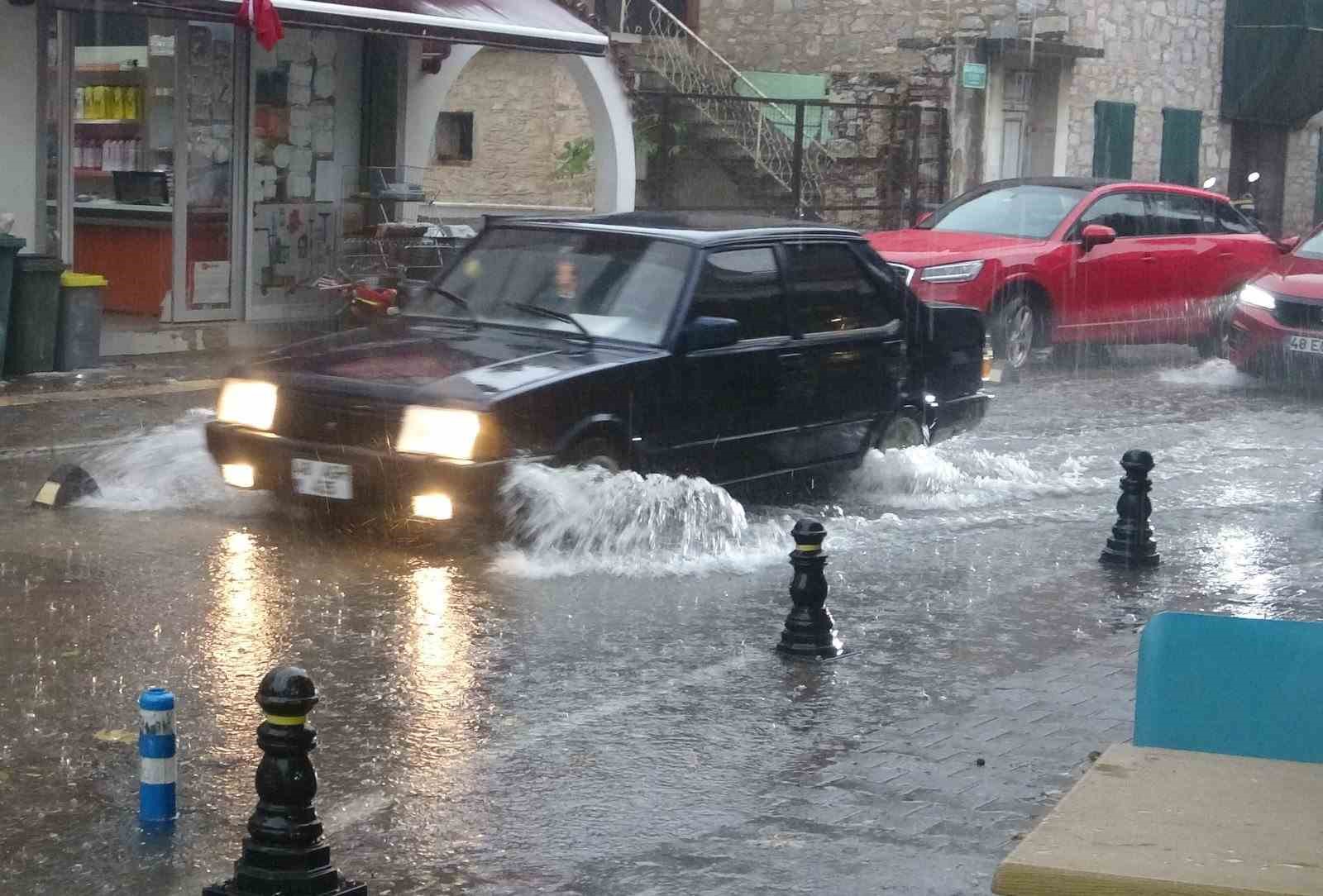 Menteşe’de şiddetli yağmur ve dolu etkili oluyor