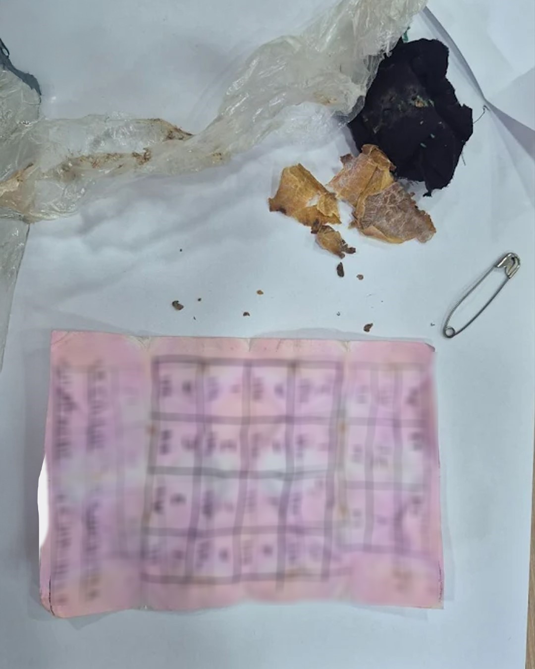 Bolu’da yapı marketin raflarının arasında muska çıktı: 