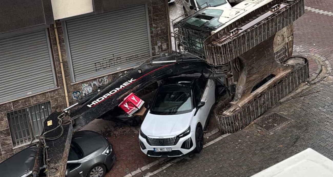 Esenyurt’ta tır dorsesindeki iş makinesi devrildi: 2 otomobil hasar gördü