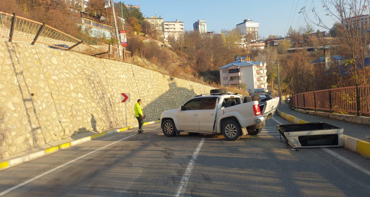 Tunceli’de kamyonet, 7 metre yükseklikten düştü: 4 yaralı