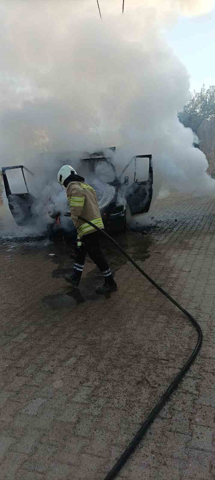 Mardin’de kamyonette çıkan yangın söndürüldü