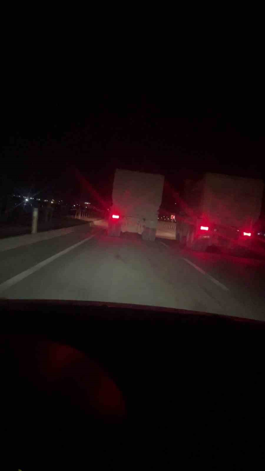 Trafikte 100’ü bulan hızla yarışan kamyonların o anları kamerada