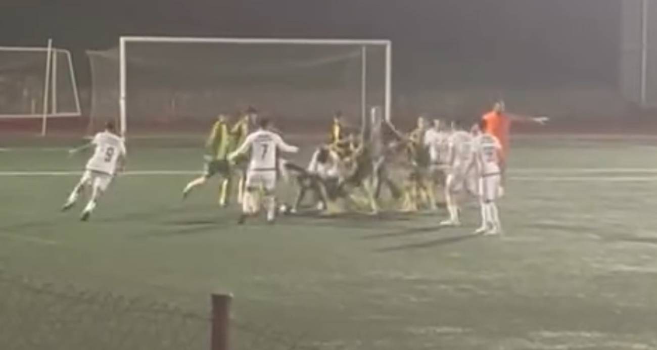 Amatör maçta futbolcular tekme tokat birbirine girdi