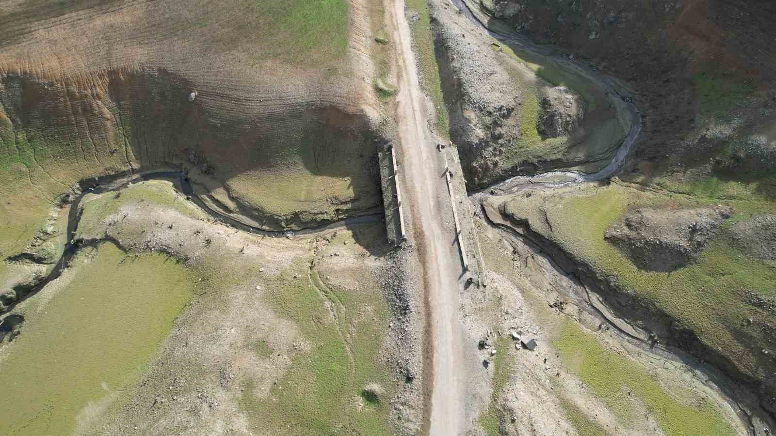 Su seviyesi düşen Gökçe Barajı’nda tarihi yolun kalıntıları gün yüzüne çıktı