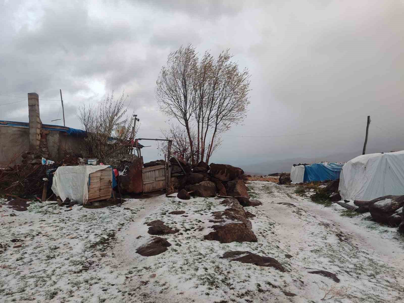 Afyonkarahisar’ın 1300 rakımlı yaylasına mevsimin ilk karı düştü