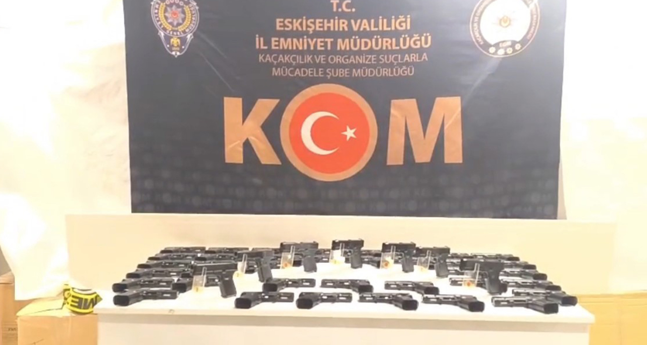 Çekicinin üzerindeki araçtan 480 adet tabanca ve ve 6 bin 812 adet silah parçası çıktı