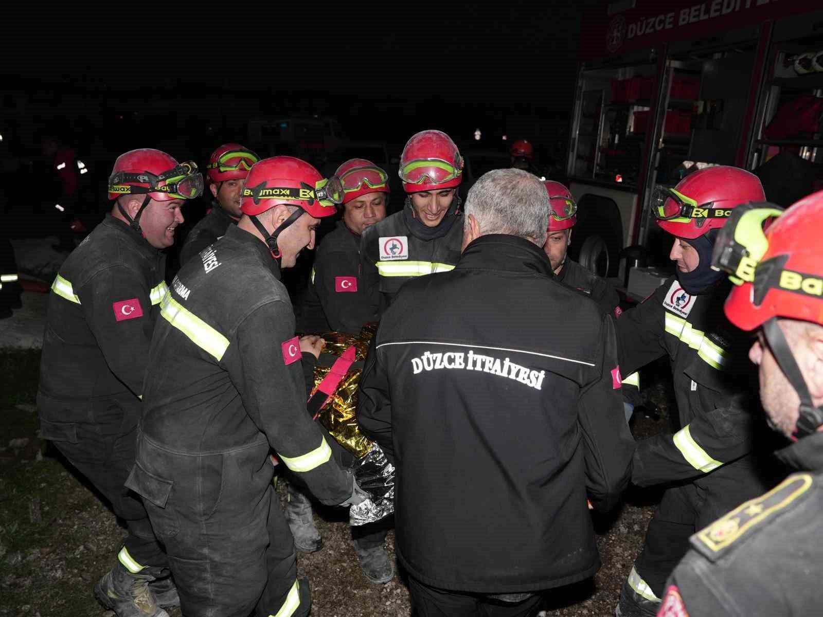 Düzce itfaiyesine enkazda arama kurtarma eğitimi