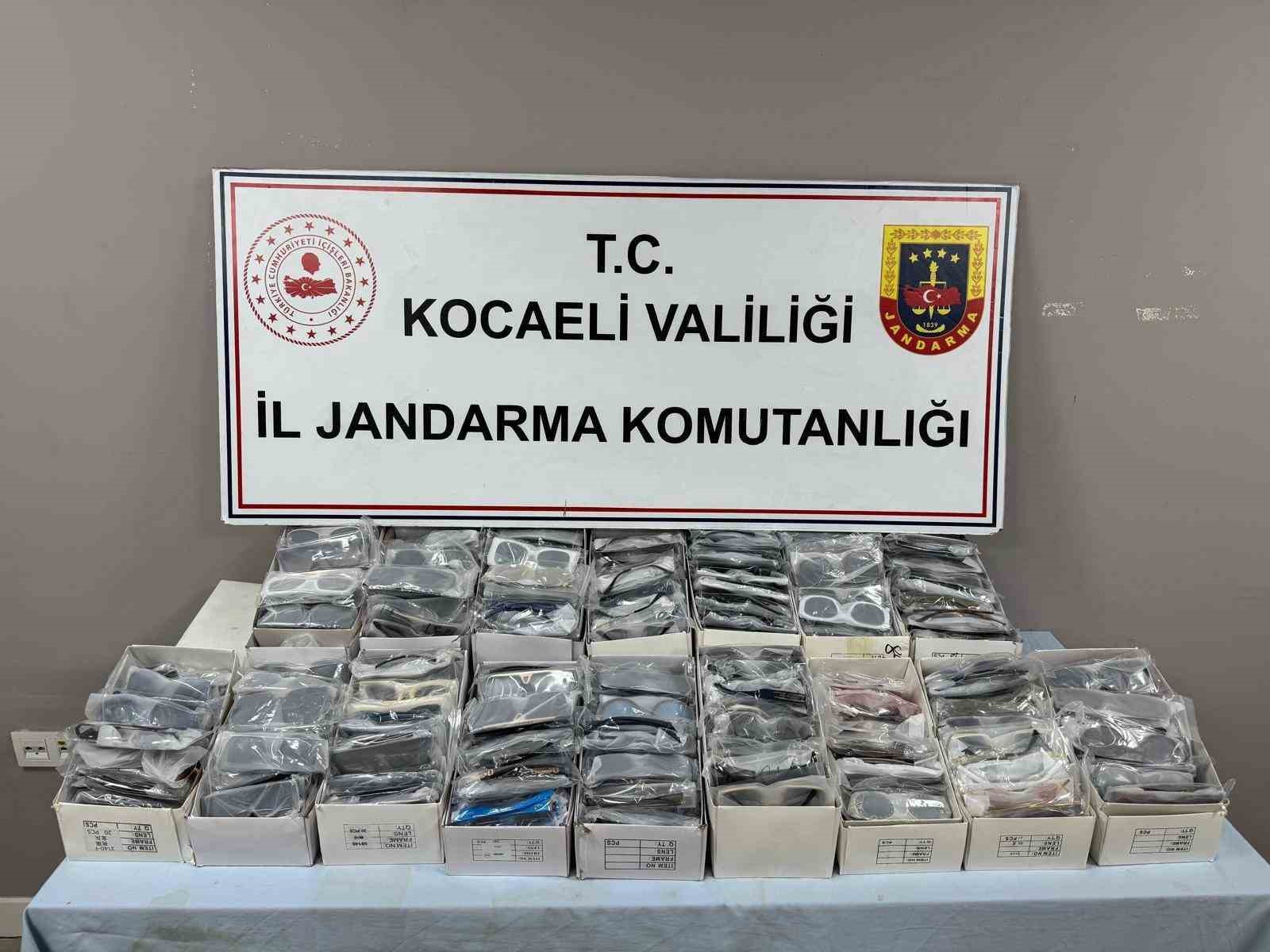 Kocaeli’de 2,6 milyon TL’lik kaçak gözlük ve tütün operasyonu
