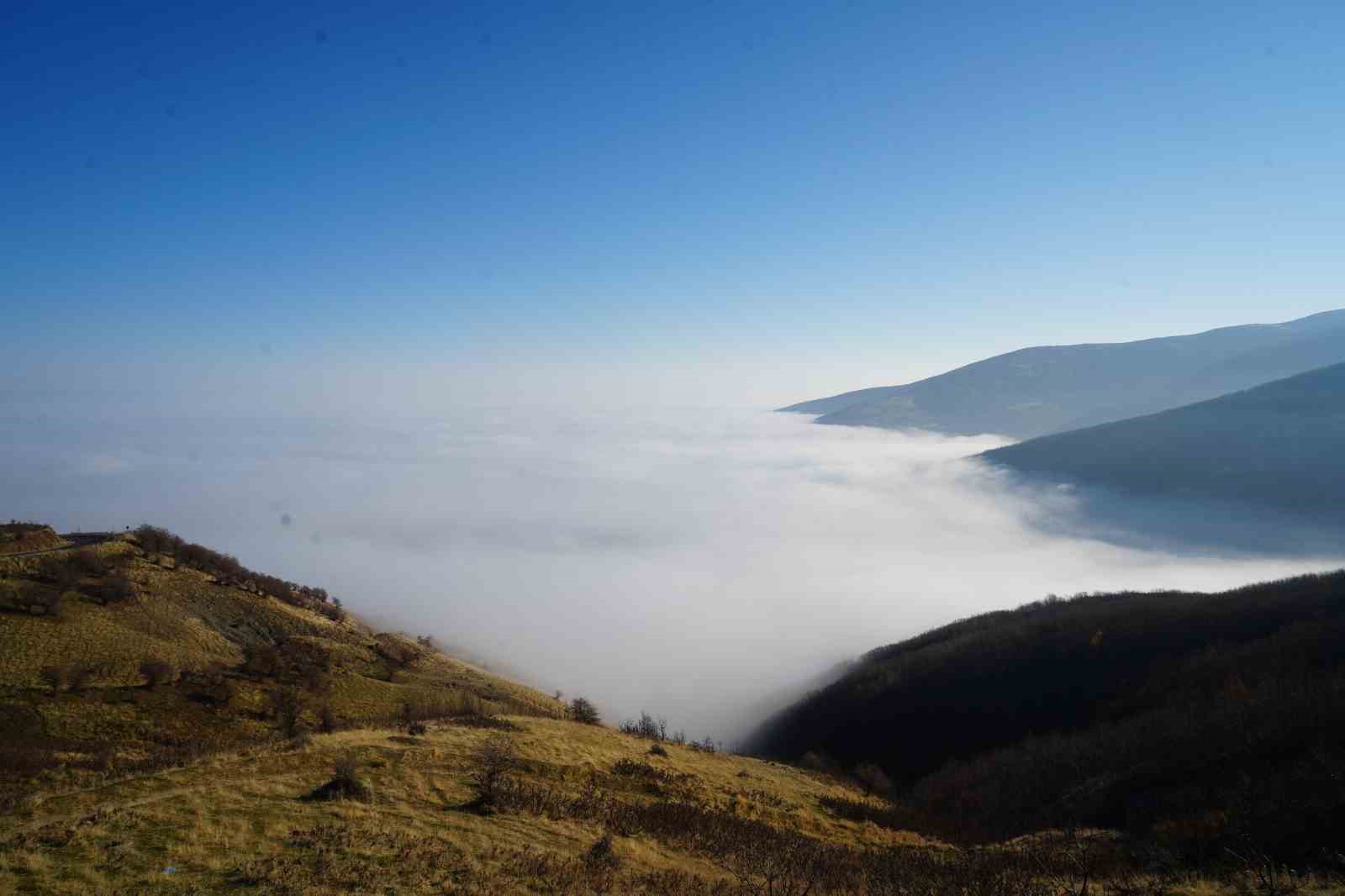 Muş’ta sis ovayı kapladı: Kartpostallık manzaralar oluştu