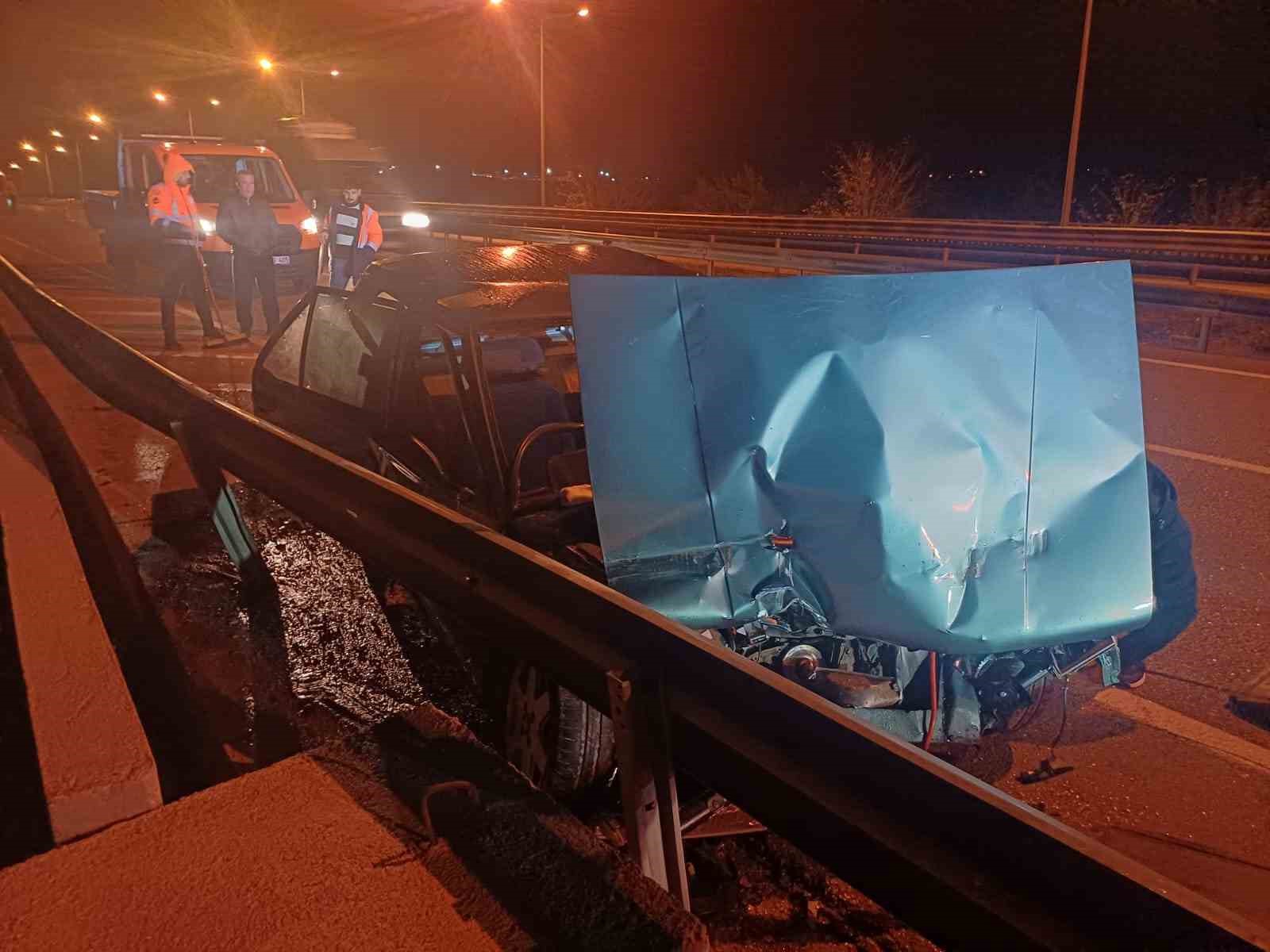 Çorum’da otomobil bariyerlere çarptı: 1 yaralı