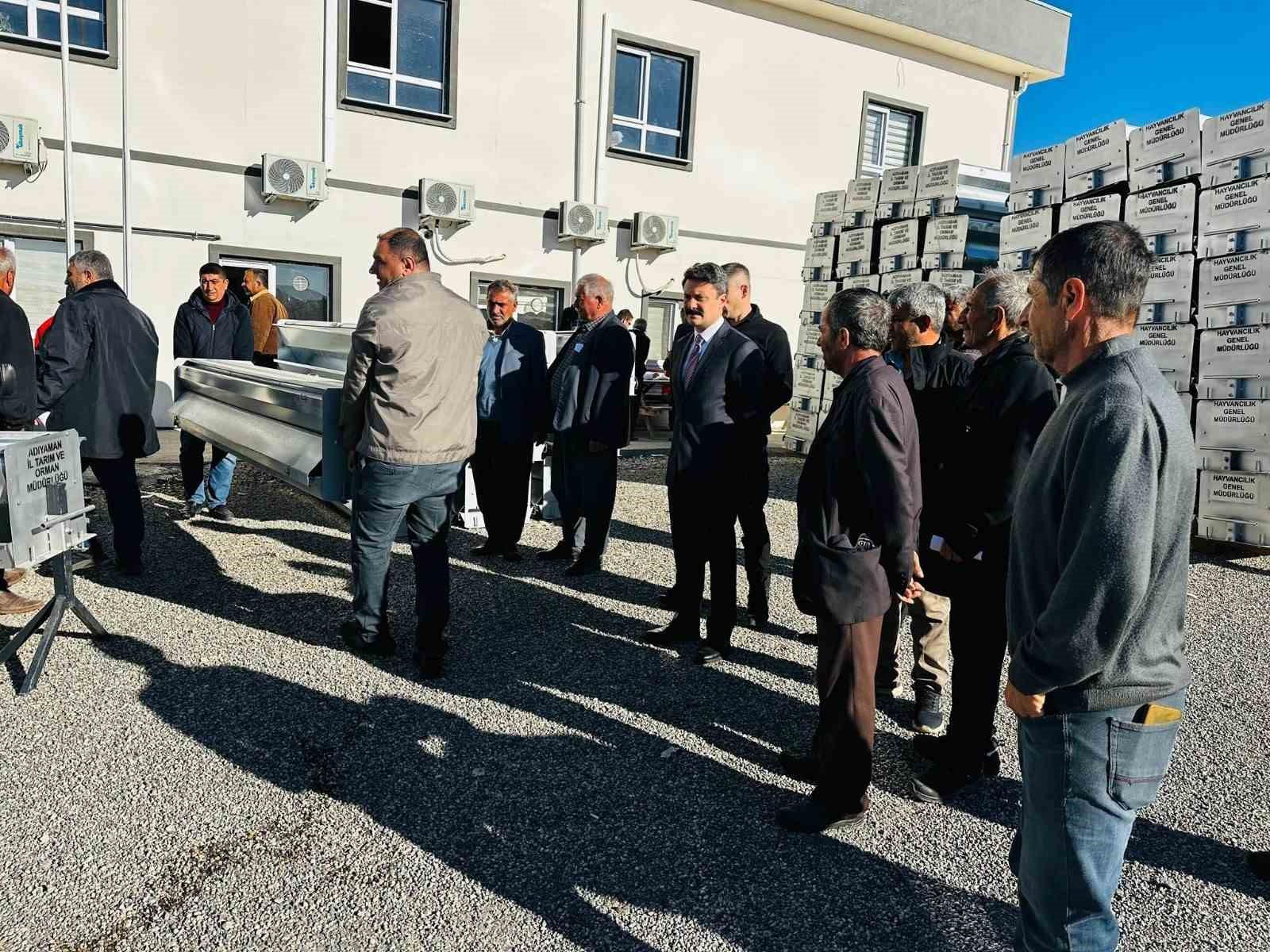 Besni’de 84 yetiştiriciye otomatik yemlik dağıtıldı