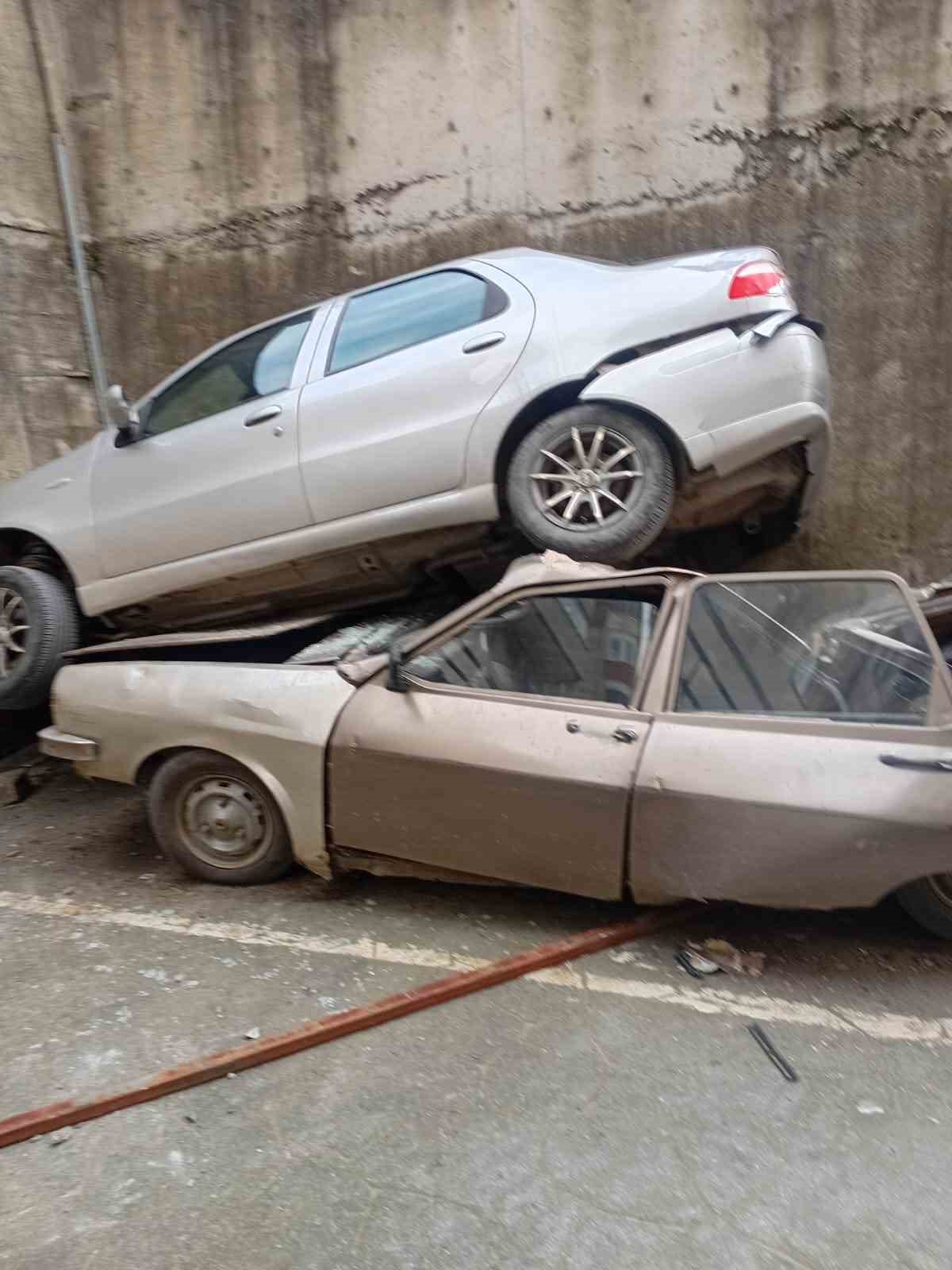 Rampada geriye kayan otomobil 8 metreden düşerek park halindeki aracın üzerine çıktı