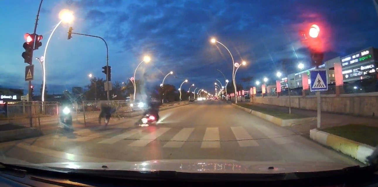 Kırmızı ışık ihlali yapan motosikletli yayaya çarptı, 2 kişi yaralandı: O anlar kamerada